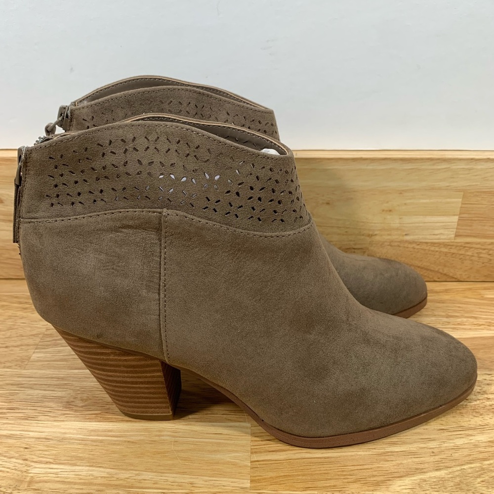 NEW Violet & Red 8 Jackson Lazer Cut Topline‎ Bootie Taupe Tan